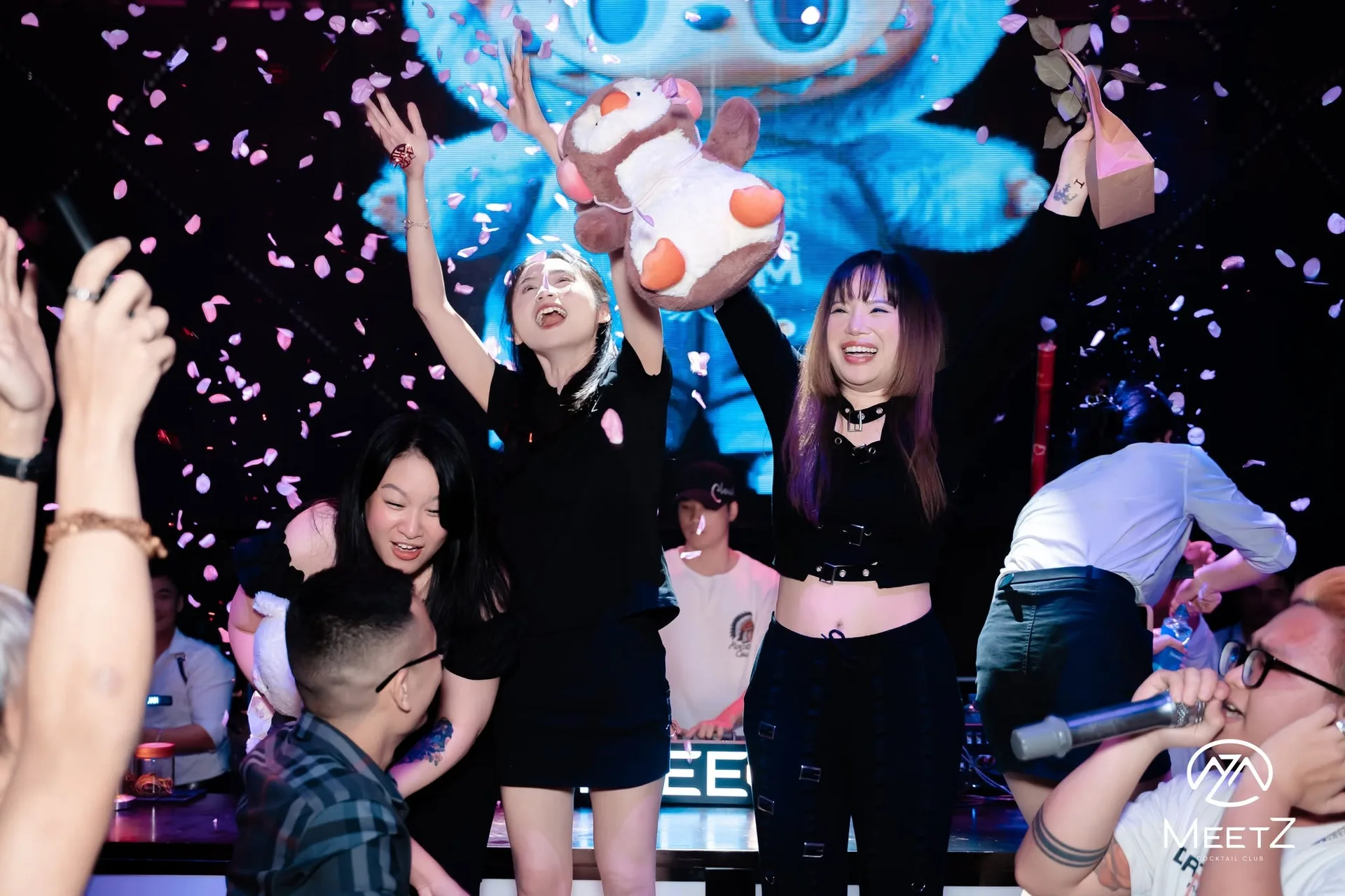 Karaoke giữa pháo giấy và cánh hoa trên bục MeetZ
