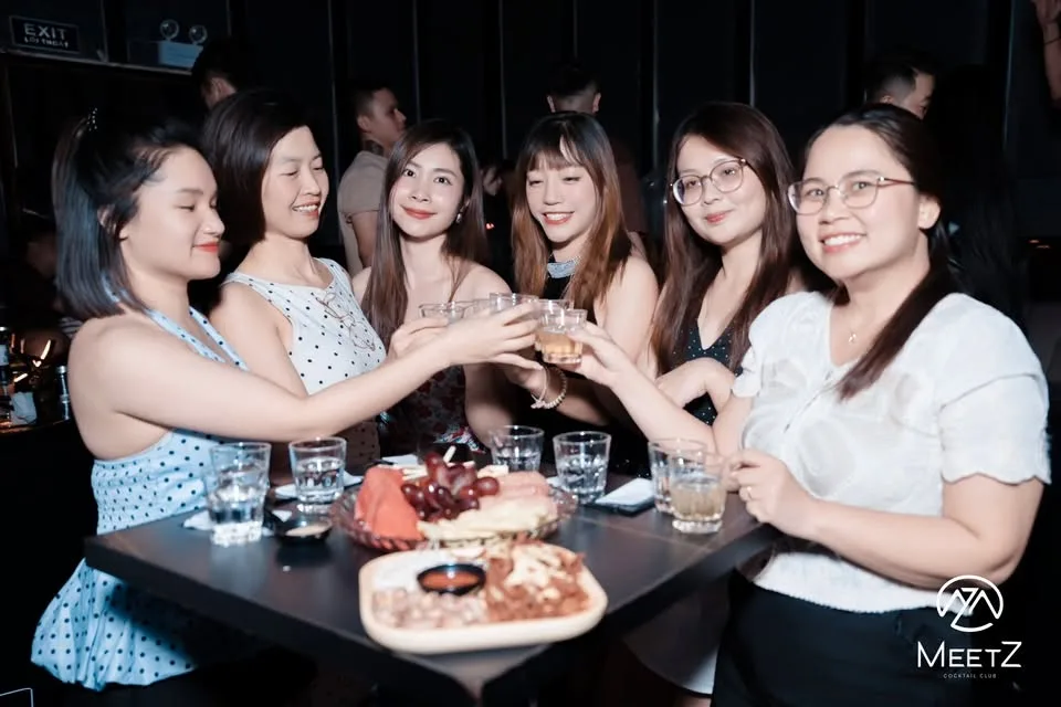Nhóm bạn nâng ly quanh bàn tại MeetZ Hải Phòng