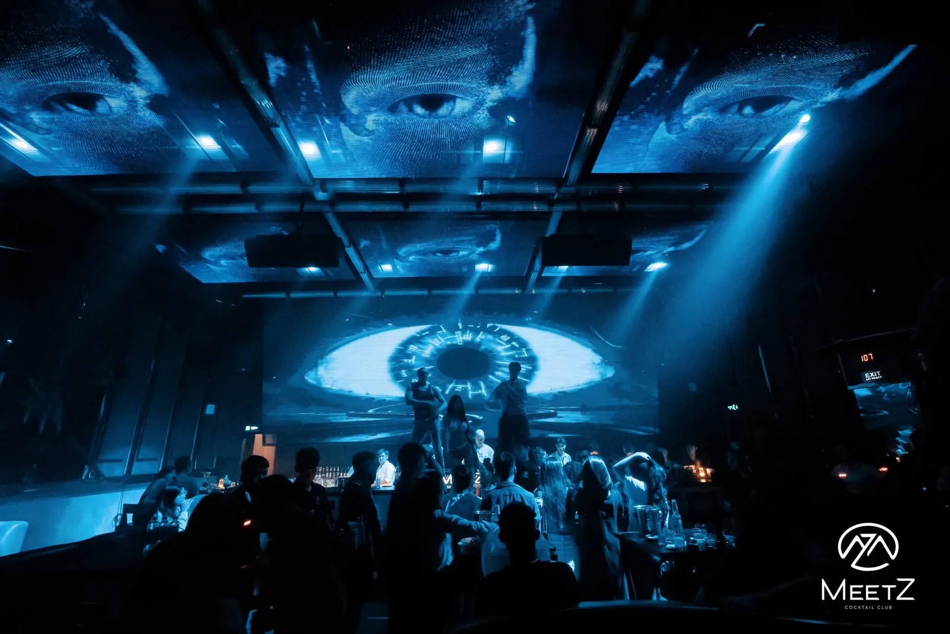 Màn LED con mắt khổng lồ sau bốt DJ tại MeetZ Hải Phòng
